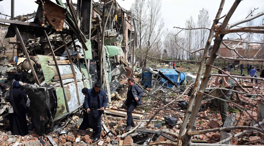 مباني مدمرة حول مبنى جامعة شهيد بهشتي المتضرر في طهران أمس (أ.ف.ب)