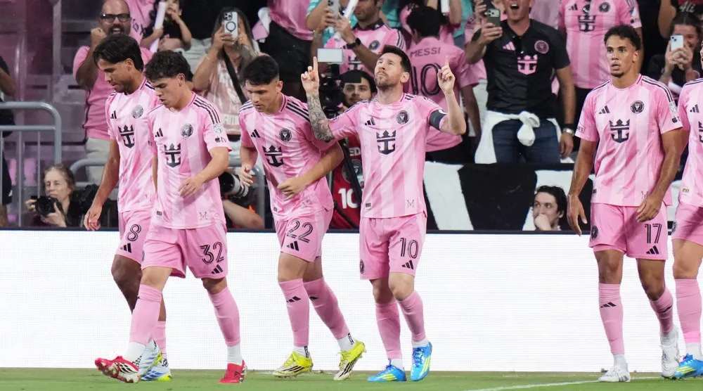 إنتر ميامي يتعثَّر في ظهوره الأول على ملعبه الجديد رغم تألق ميسي وسواريز (أ.ب)