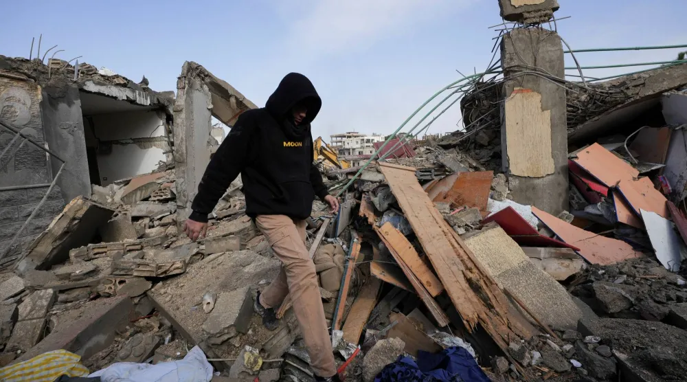 رجل يسير في موقع الضربة الإسرائيلية في كفر حتا جنوب لبنان صباح اليوم (رويترز)