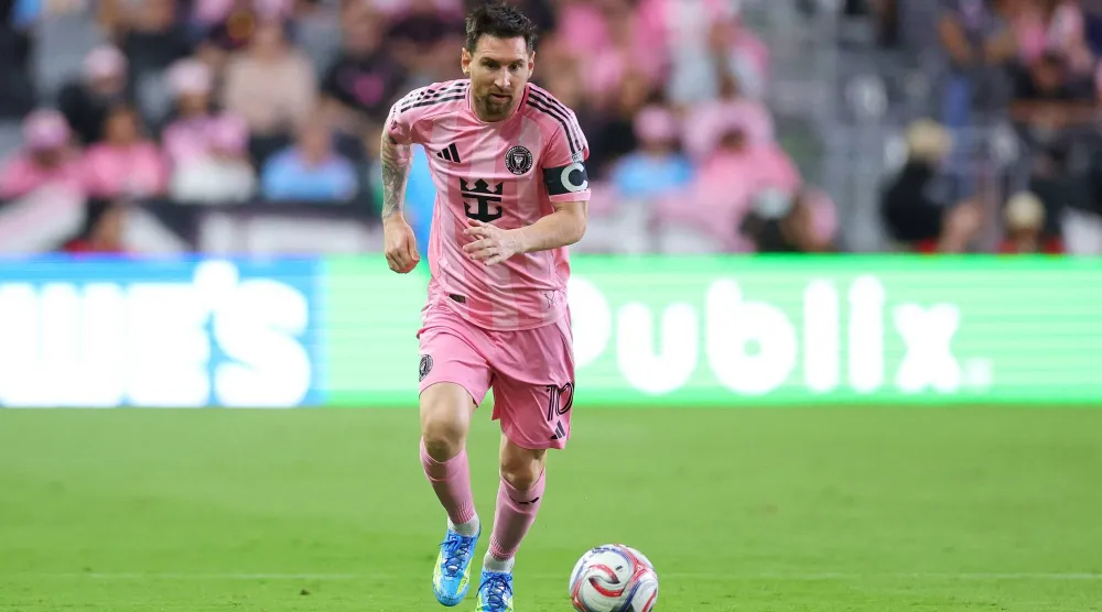 ميسي يبصم على أول أهدافه في ملعب إنتر ميامي الجديد (أ.ف.ب)