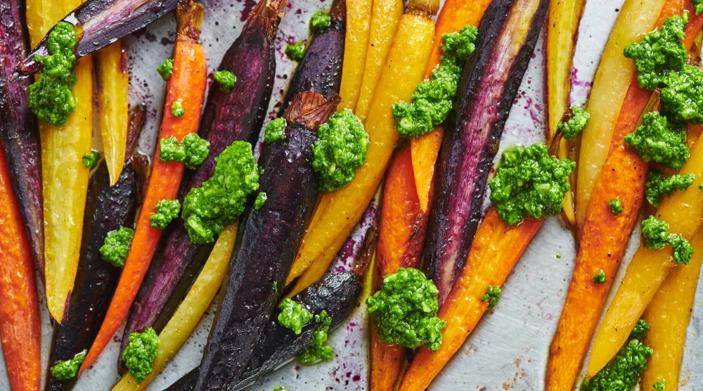 الأكل الصحي ليس سهلاً دائماً لأن معظم الناس يعيشون في بيئات غذائية تشجع على الإفراط في الأكل (أ.ب)