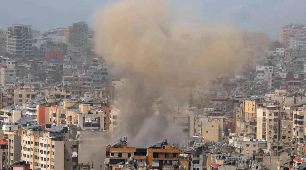 يتصاعد الدخان من موقع غارة جوية إسرائيلية استهدفت منطقة في الضواحي الجنوبية لبيروت (أ.ف.ب)