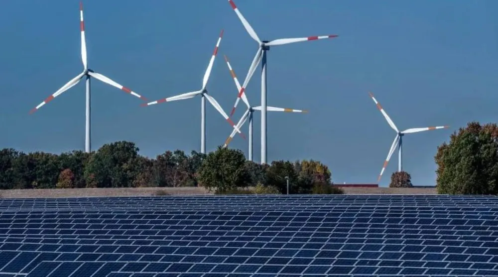 توربينات رياح بجانب محطة للطاقة الشمسية في ألمانيا (إكس)