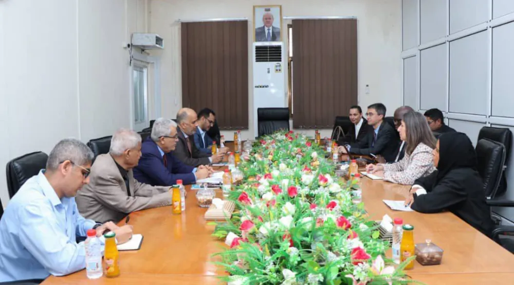 وزير المالية اليمني مروان بن غانم خلال لقاء عُقد مؤخراً مع مسؤولي «البنك الدولي» في عدن (سبأ)