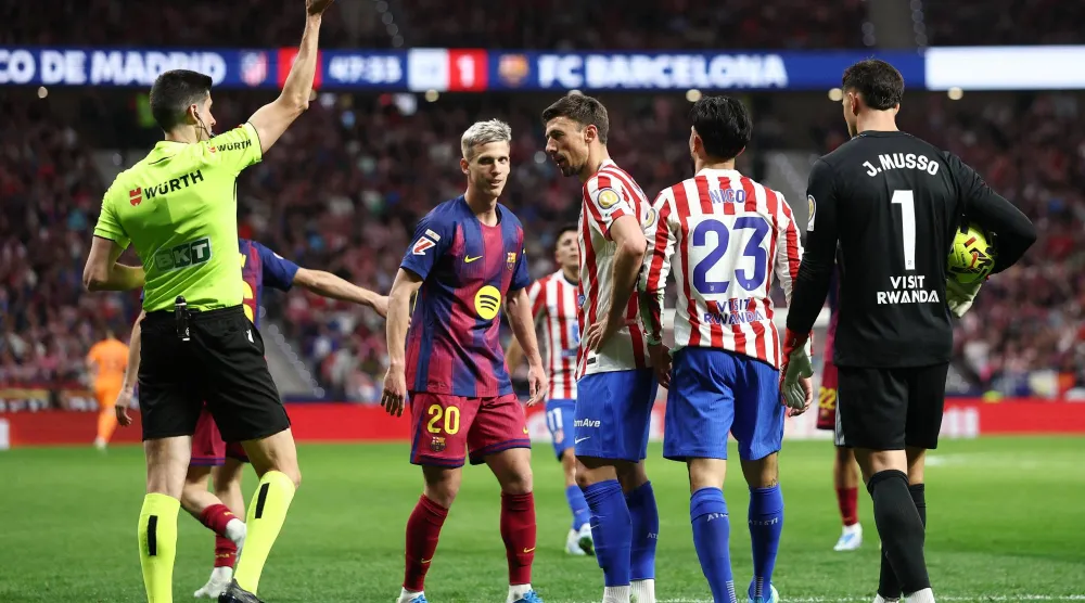 أطلق نادي أتلتيكو مدريد صرخة احتجاج قوية على القرارات التحكيمية خلال مواجهته أمام برشلونة (رويترز)