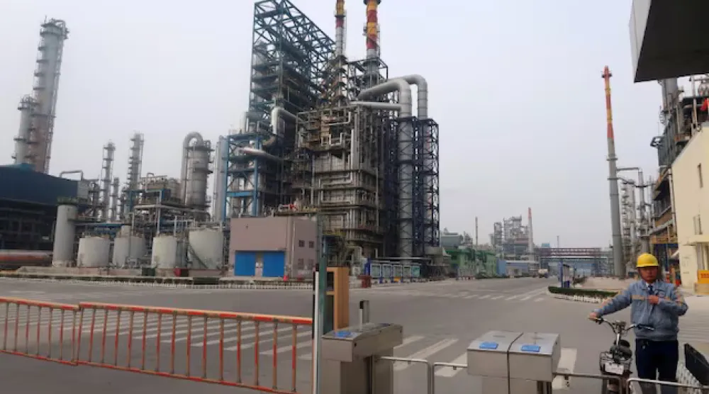 رجل عند مخرج مصفاة شركة «تشامبرود للبتروكيميائيات» في بينتشو بمقاطعة شاندونغ الصين (رويترز)