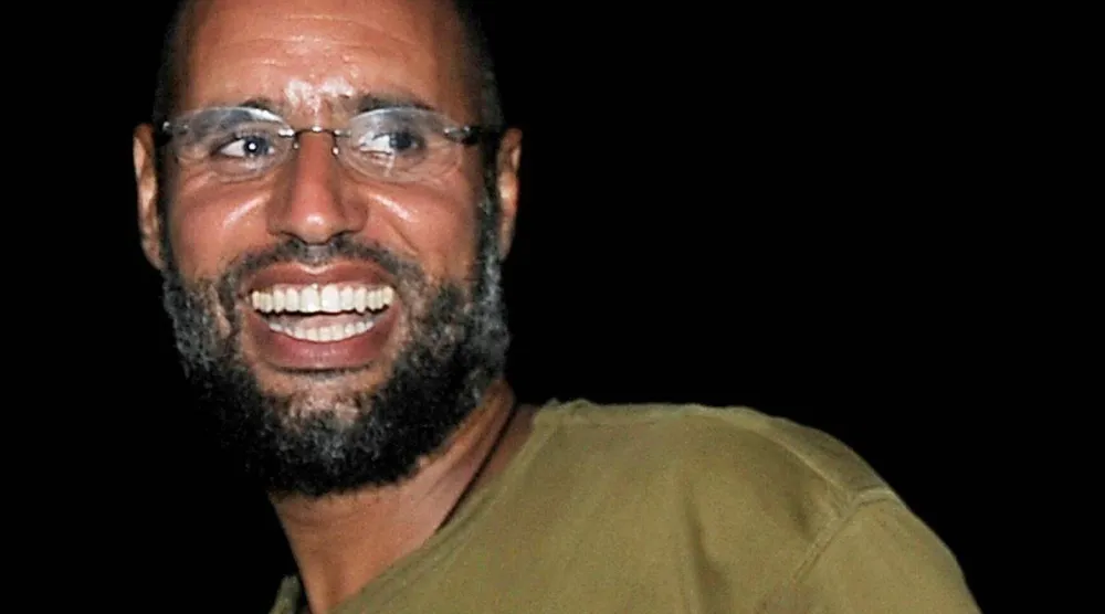 سيف الإسلام القذافي في لقاء سابق بالعاصمة طرابلس يوم 23 أغسطس 2011 (رويترز)