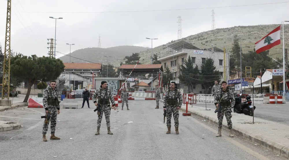 عناصر من الأمن العام اللبناني بمحيط نقطة المصنع الحدودية مع سوريا التي هددت إسرائيل بقصفها (إ.ب.أ)