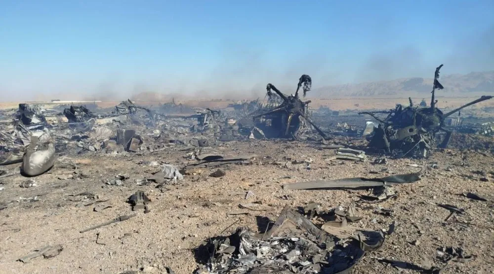 صور حطام طائرتي شحن أميركيتين من طراز «إم سي-130 جيه» في أصفهان (التلفزيون الرسمي الإيراني)