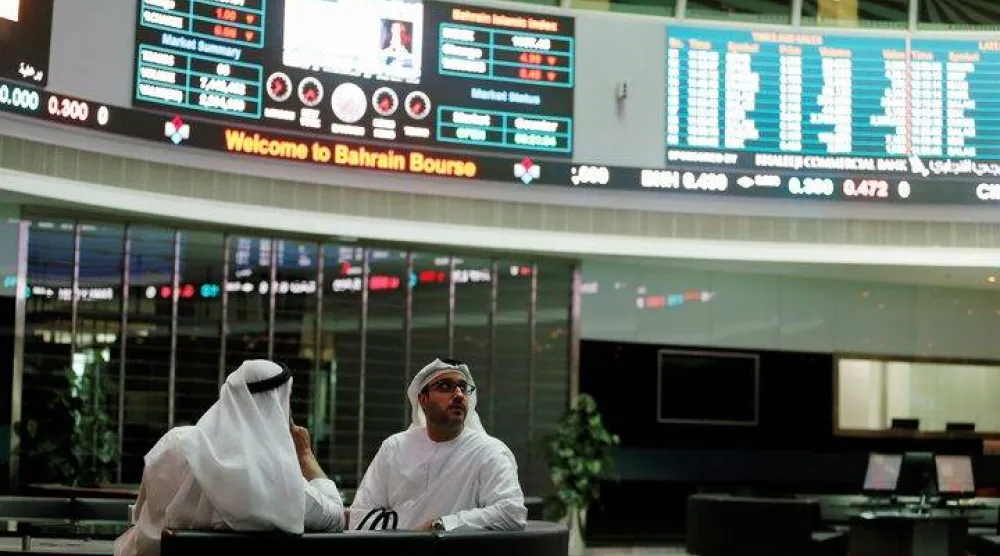 مستثمران يتابعان تحركات الأسهم في بورصة البحرين (رويترز)