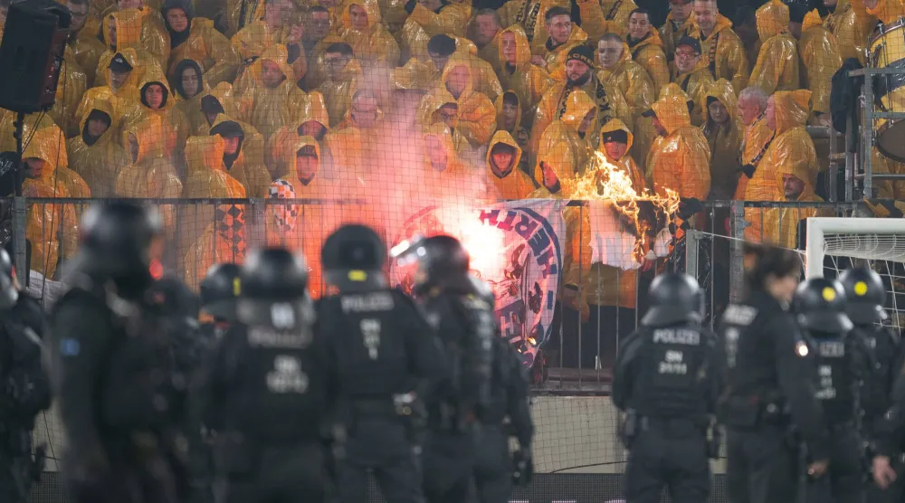 فتحت شرطة دريسدن تحقيقاً بعد اقتحام الجماهير لأرض الملعب (د.ب.أ)