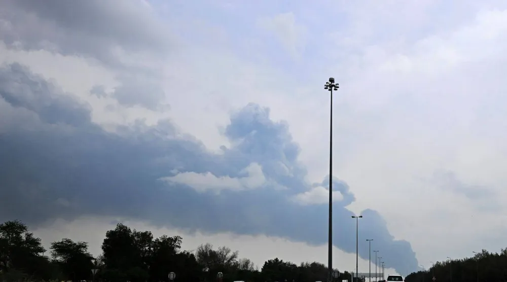 تصاعد الدخان من منطقة مطار الكويت الدولي بعد غارة جوية بطائرة مسيرة استهدفت مستودع وقود (أ.ف.ب)