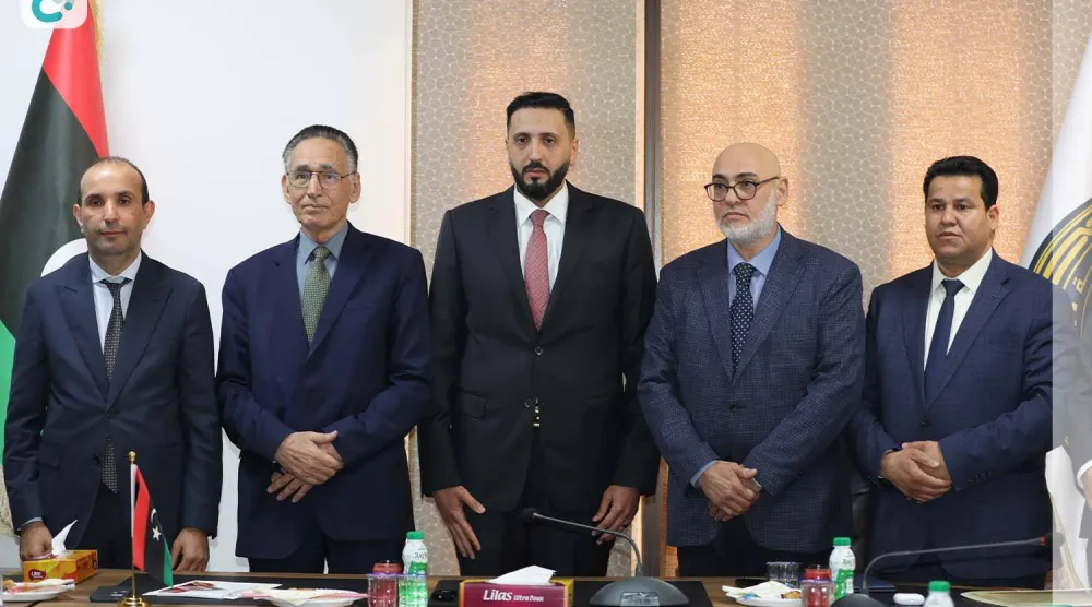 صورة وزعتها حكومة «الوحدة» الأحد لاستلام وزيرها للاقتصاد مهام عمله بطرابلس 