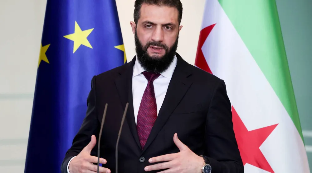 الرئيس السوري أحمد الشرع يتحدث خلال مؤتمر صحافي مشترك مع المستشار الألماني خلال اجتماعهما في المستشارية الاتحادية ببرلين الاثنين (إ.ب.أ)