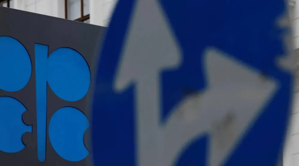 تواصل «أوبك» متابعة وتقييم ظروف السوق بشكل دقيق (رويترز)