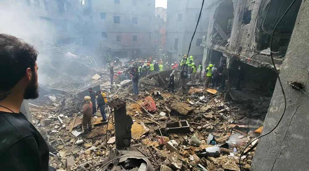 متطوعو الدفاع المدني يبحثون عن ناجين في موقع غارة إسرائيلية استهدفت منطقة الجناح بمحيط بيروت (أ.ف.ب)