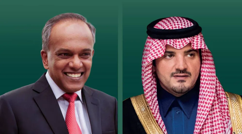 الأمير عبد العزيز بن سعود وزير الداخلية السعودي وكاسيفيسو شانموجام وزير الشؤون الداخلية وزير القانون في سنغافورة (الشرق الأوسط)
