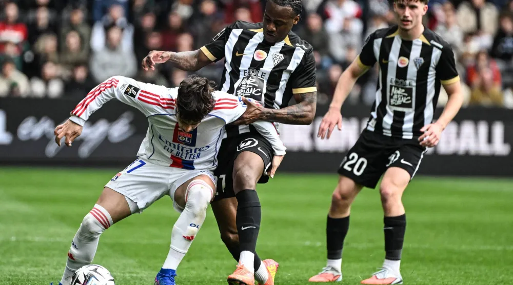 ليون اكتفى بالتعادل السلبي على أرض أنجيه (أ.ف.ب)