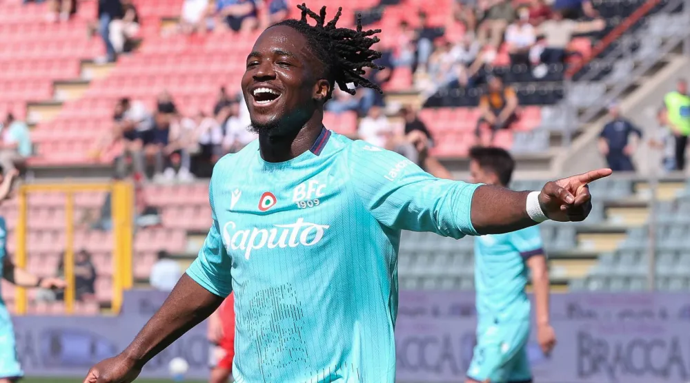 جوناثان رووي يحتفل بثاني أهداف بولونيا في كريمونيزي (أ.ب)