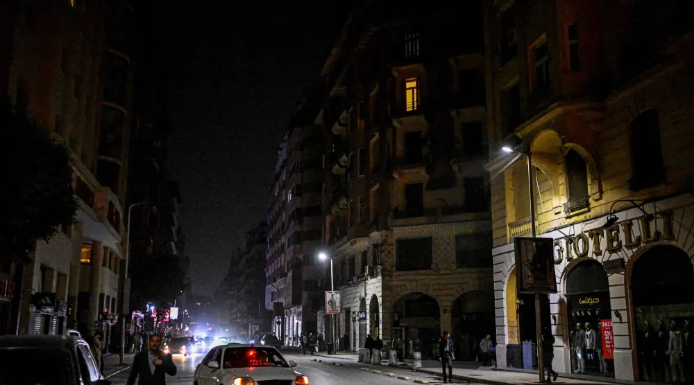 متاجر في وسط القاهرة أغلقت أبوابها مبكراً امتثالاً لقرار حكومي بإغلاق المحال لترشيد الاستهلاك (أ.ف.ب)
