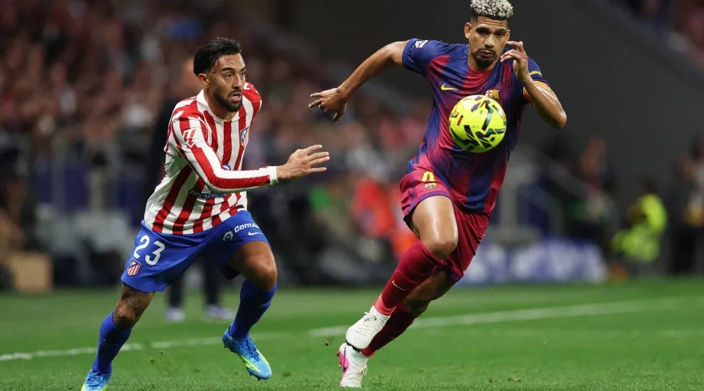  رونالد أراوخو قائد برشلونة «يمين» أصيب بمواجهة أتلتيكو مدريد رويترز)