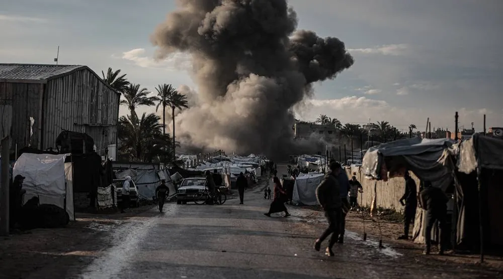 25 March 2026, Palestinian Territories, Deir al-Balah: Smoke and flames rise after an Israeli military strike on a target in Deir al-Balah in the central Gaza Strip. (dpa)