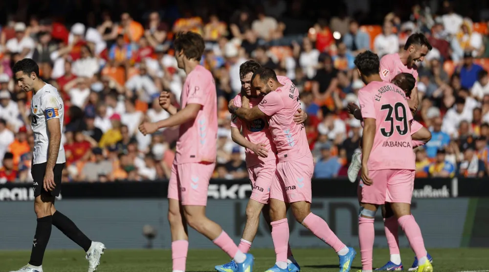 فرحة لاعبي سيلتا فيغو بالفوز على فالنسيا (إ.ب.أ)