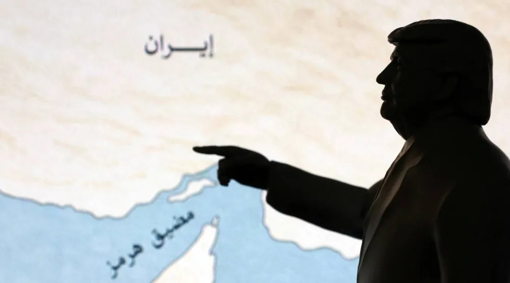 نموذج مصغر مطبوع بتقنية الطباعة ثلاثية الأبعاد يصور ترمب مع خريطة توضح مضيق هرمز (رويترز)