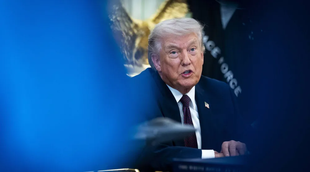 ترمب يدلي بتصريحات في أثناء توقيعه أمراً تنفيذياً في البيت الأبيض (نيويورك تايمز)