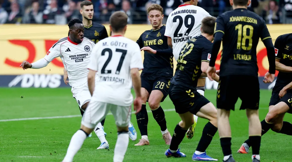 كولن خطف تعادلاً مثيراً مع مضيّفه آينتراخت فرنكفورت (رويترز)