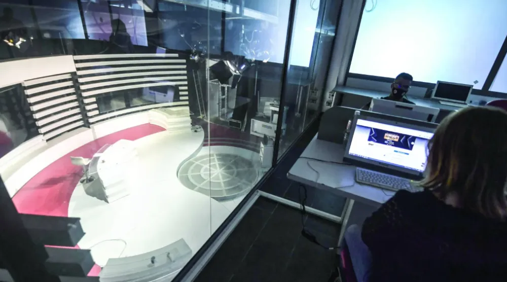 جانب من احد استوديوهات القنوات التلفزيونية التقليدية (أ.ف.ب.)