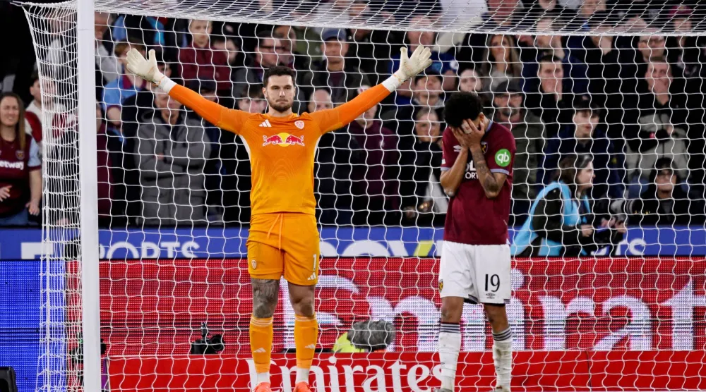 حارس المرمى البرازيلي لوكاس بيري يحتفل بتأهل ليدز (رويترز)