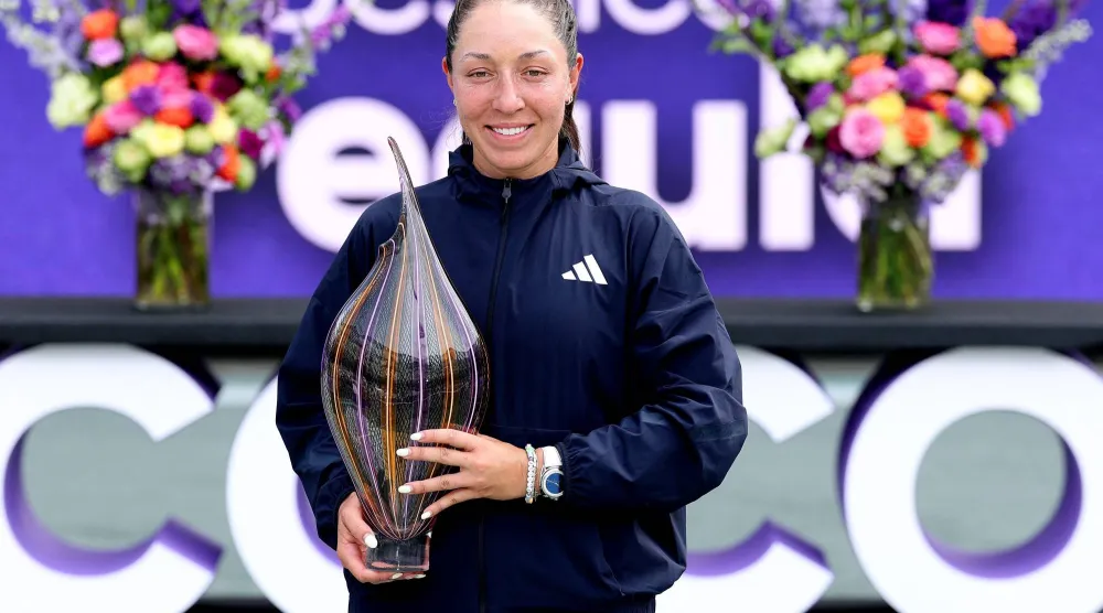 الأميركية جيسيكا بيغولا تحتفل بلقب تشارلستون (أ.ف.ب)