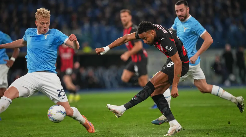 الفرنسي كريستوفر نكونكو يستعد لدعم صفوف ميلان (أ.ب)