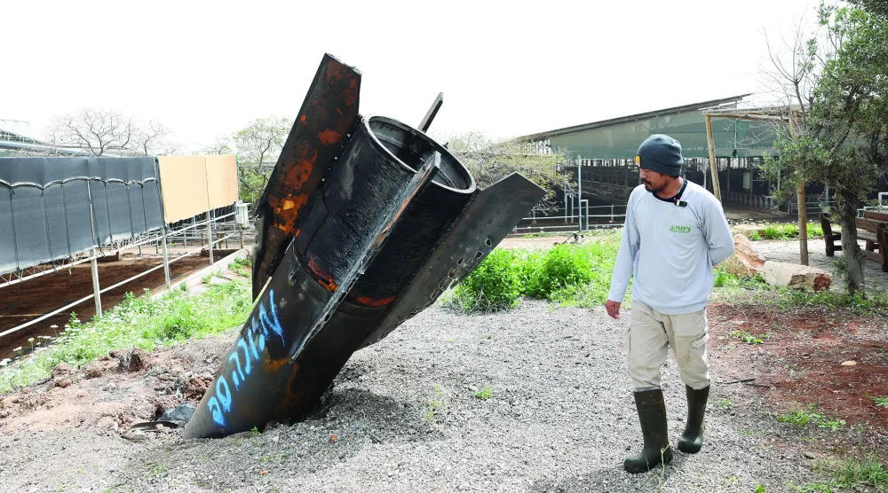 
حرائق في مجمع البتروكيماويات في مدينة معشور (إ.ب.أ) ... وفي الإطار بقايا صاروخ إيراني سقط على مزرعة أبقار في مستوطنة إسرائيلية بالضفة الغربية (إ.ب.أ)