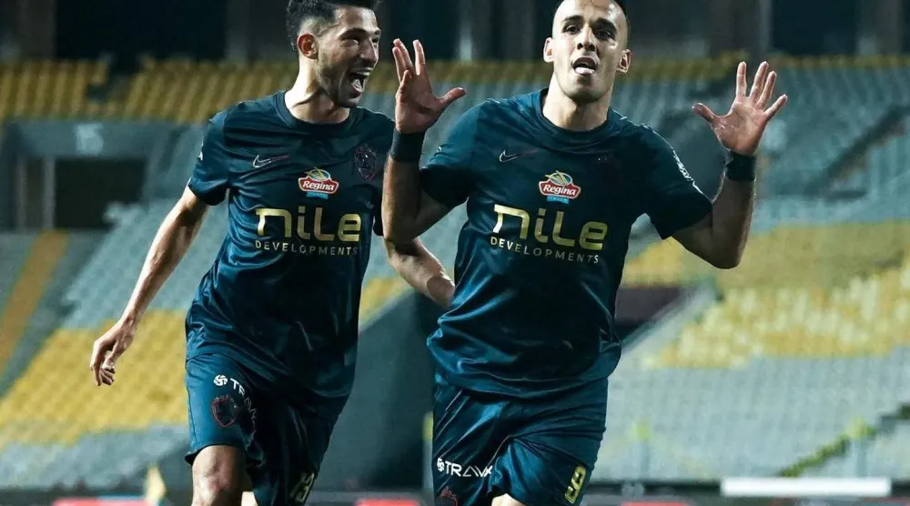 ناصر منسي «يمين» يحتفل مع أحمد فتوح بفوز الزمالك على المصري (نادي الزمالك)