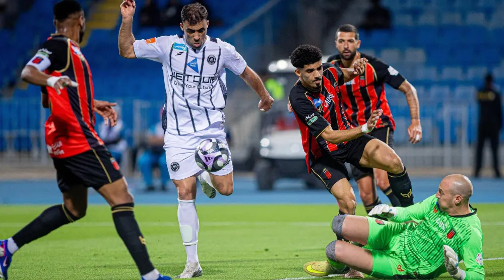 من مواجهة الشباب ونظيره الرياض التي انتهت بالتعادل الإيجابي 1 - 1 (نادي الشباب) 