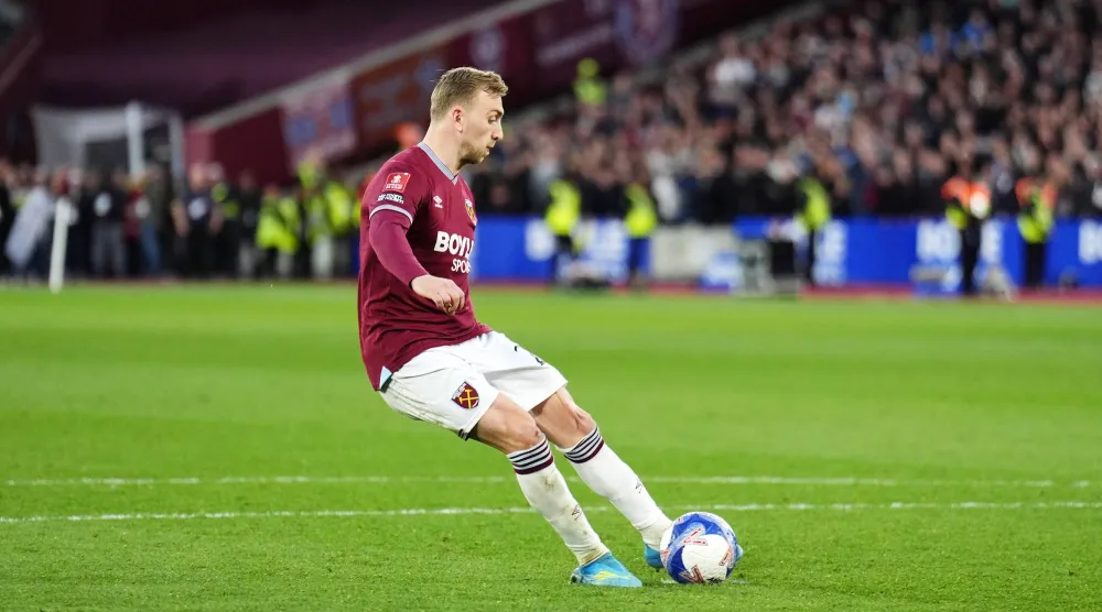 غارود بوين لحظة إهداره ركلة ترجيح وستهام أمام ليدز (د.ب.أ)