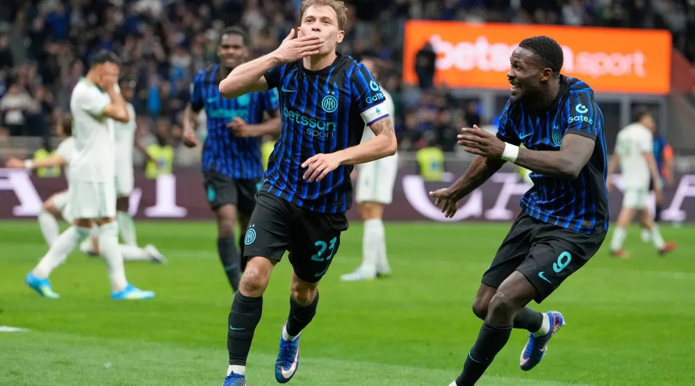 نيكولو باريلا لاعب إنتر (يسار) يحتفل مع زميله ماركوس تورام بفوز إنتر الكاسح (أ.ب) 