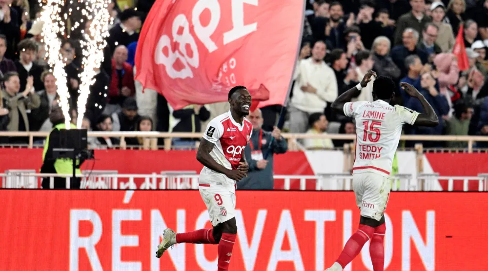 فولارين بالوغون (يسار) يحتفل بتسجيله لموناكو في مرمى مرسيليا (أ.ف.ب)