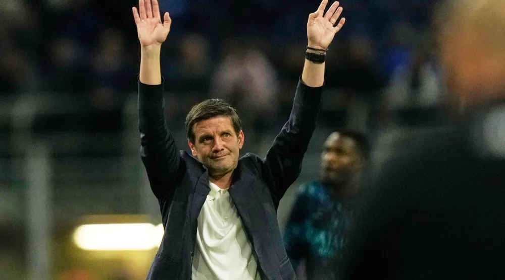 كيفو مدرب الانتر يحيي الجماهير عقب نهاية المباراة (أ.ب)