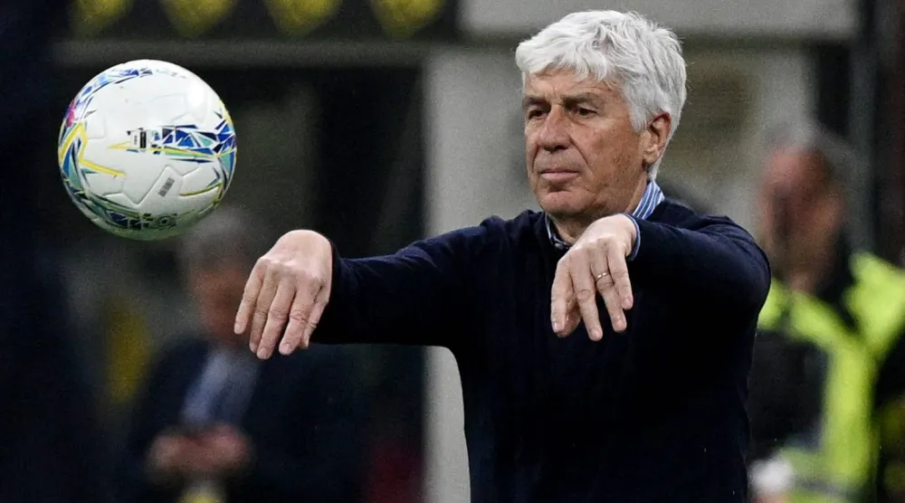 غاسبريني يعيد الكرة إلى الملعب خلال المباراة (رويترز)