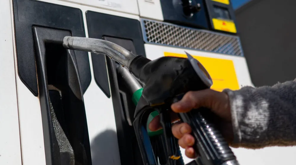 امرأة تستخدم مضخة لتعبئة خزان وقود سيارتها في محطة وقود بمدينة روندا، قرب مالقة (أ.ف.ب)