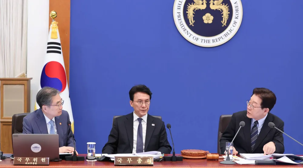 الرئيس الكوري الجنوبي لي جاي ميونغ خلال اجتماع مجلس الوزراء في القصر الرئاسي في سيول (إ.ب.أ)