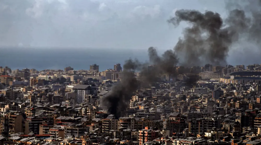 Beyrut'un güney banliyölerinde, Hizbullah'a ait olduğu iddia edilen bir bölgeden duman yükseliyor (DPA)