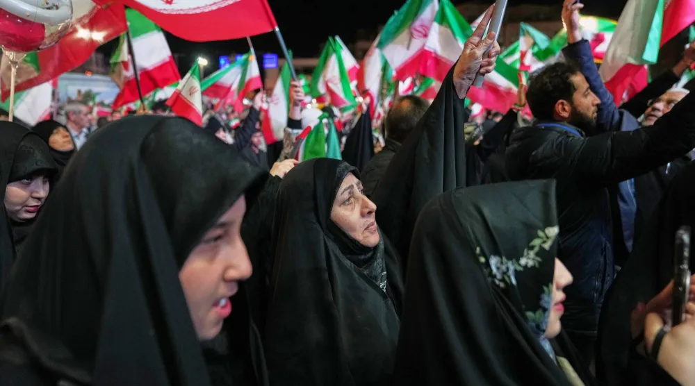 متظاهرون يشاركون بتجمع مؤيد للحكومة في ساحة بطهران (أ.ب)