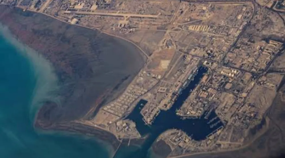 صورة جوية للسواحل الإيرانية وميناء بندر عباس في مضيق هرمز (رويترز)