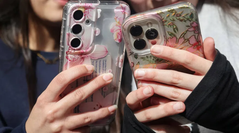 كثرة تصفح المقاطع القصيرة تُدخل العقل في حالة إرهاق مؤقت بسبب كثرة المعلومات التي يجب استيعابها (أرشيفية-رويترز)