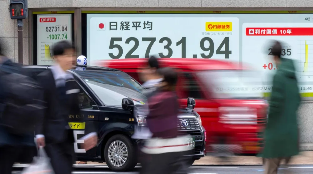 شاشة تعرض حركة الأسهم في وسط العاصمة اليابانية طوكيو (أ.ف.ب)