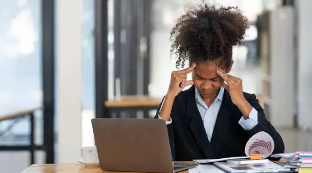 إجهاد العين حالة شائعة تحدث نتيجة الاستخدام المكثف للعين مثلما في القراءة والقيادة والشاشات (أرشيفية - أ.ف.ب)